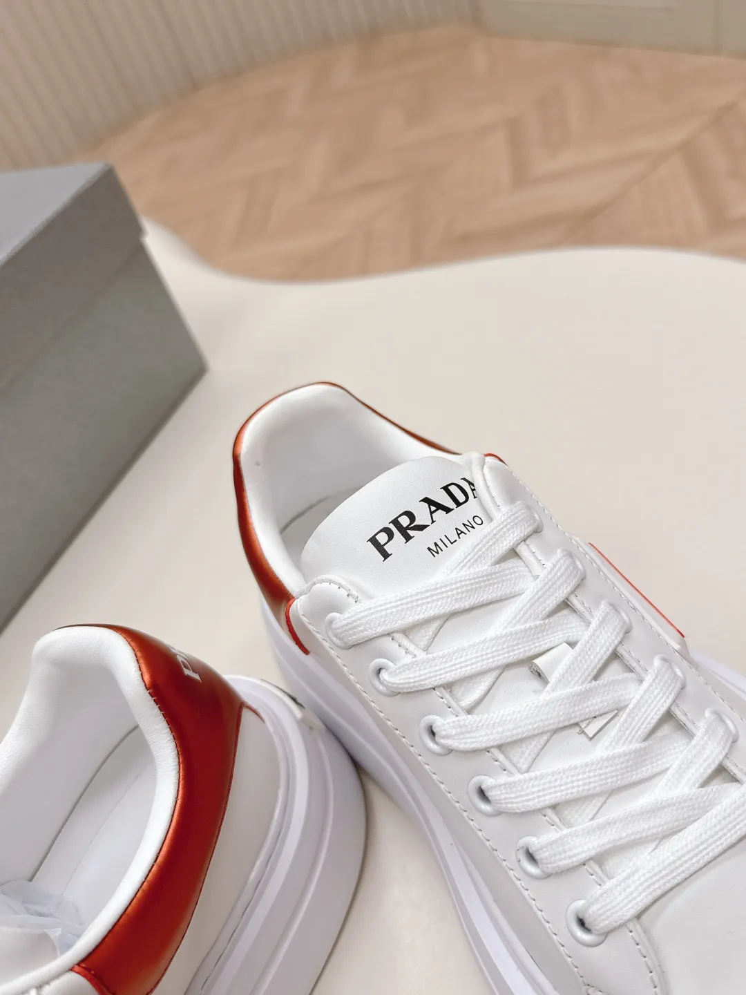 👟👟Ex-factory price 600👟👟 Prada 25ss new casual white shoes, couple style 👫 P fashion white shoes, re-released, high-quality shipments, elegant and generous, comfortable on the feet, super classic, super light and comfortable on the feet Fabric: silky cowhide Lining: water-dyed sheepskin lining + genuine leather foot sole: EVA outsole Code number: 35-45 (40 for women, 45 for men, customized)